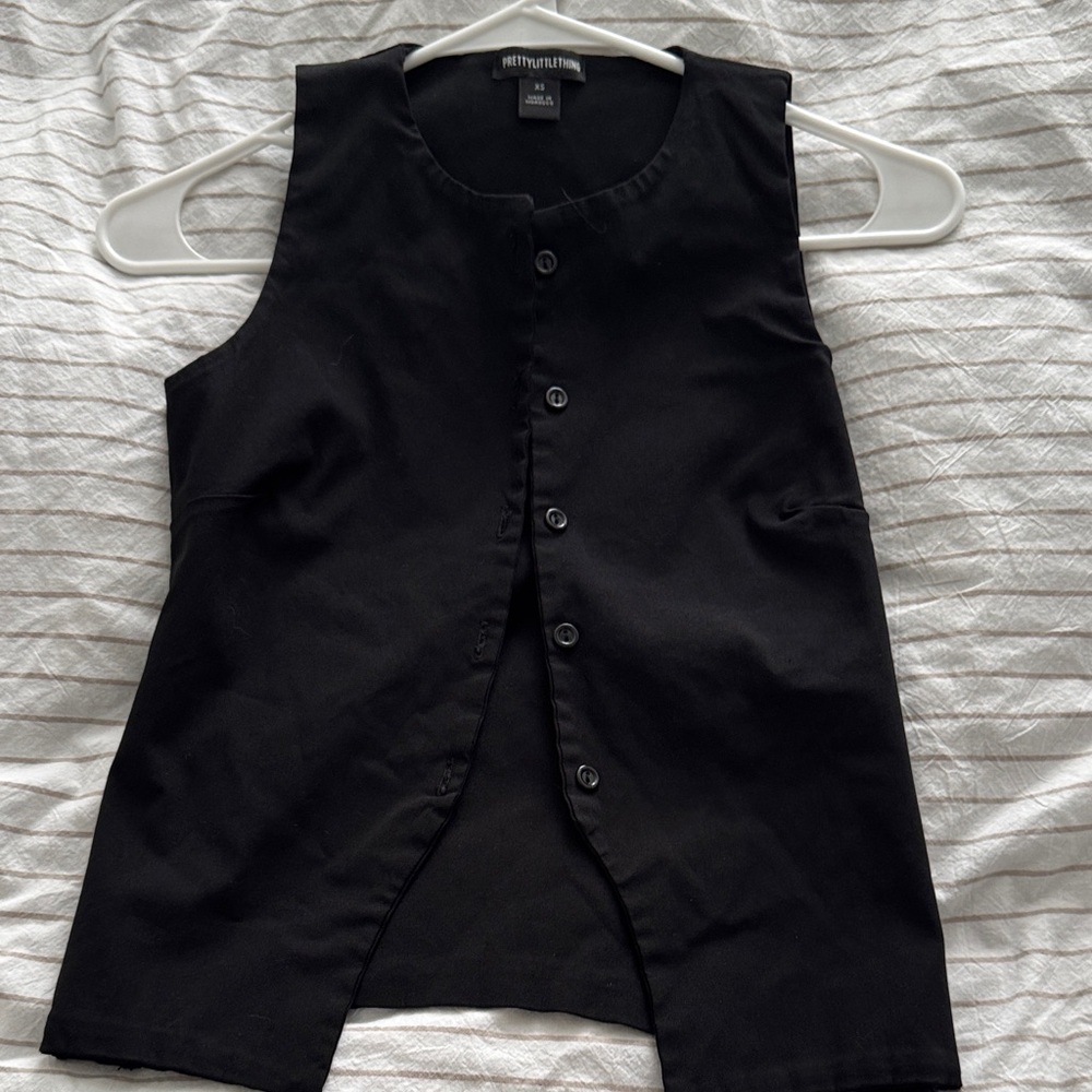 PrettyLittleThing Black Sleeveless Button-Up Top